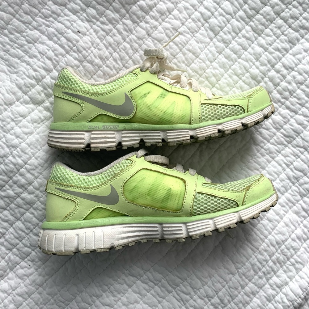 NIKE RUNNING SHOES